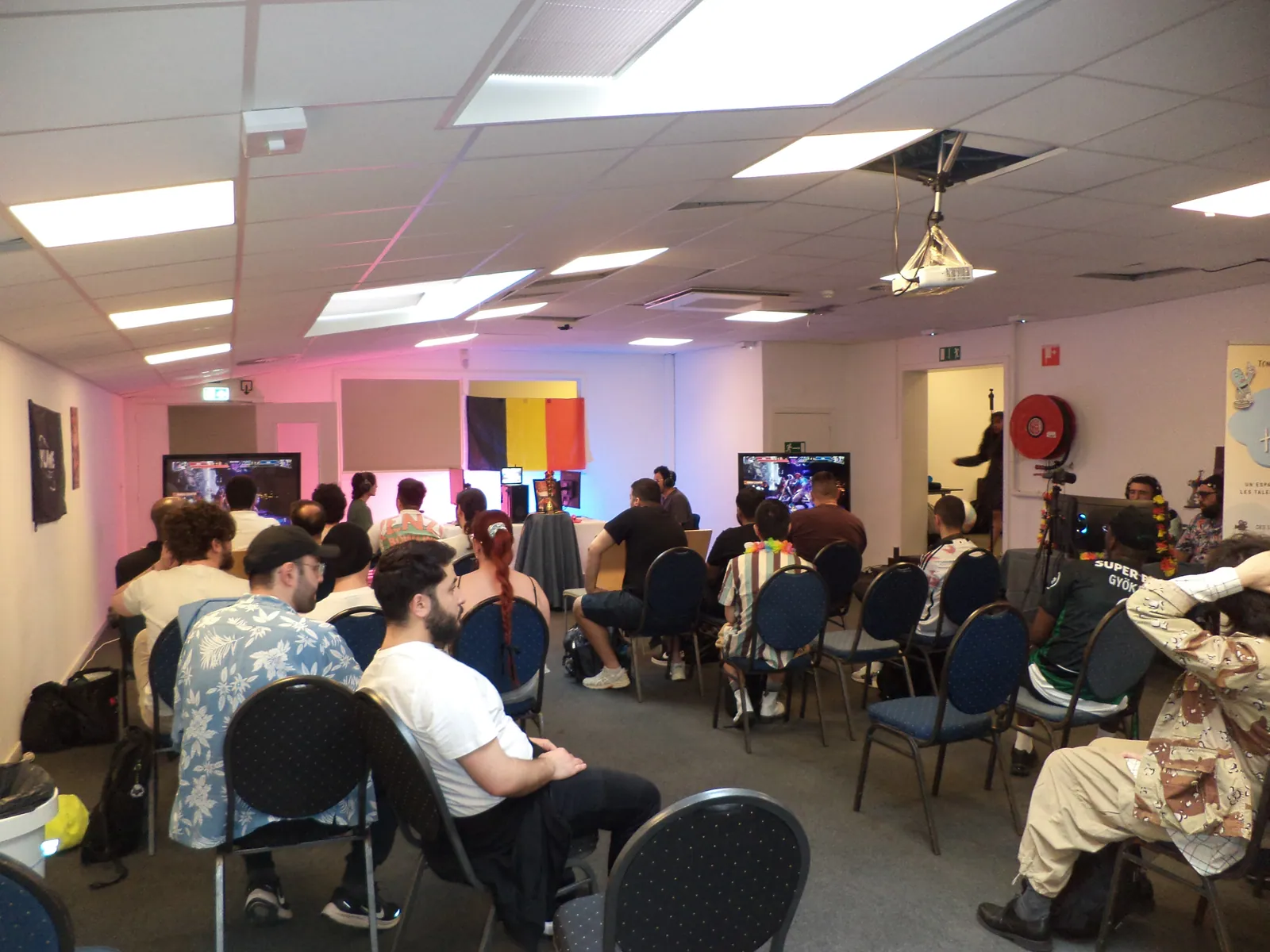 La salle remplie de joueurs pendant la finale Road to EVO France