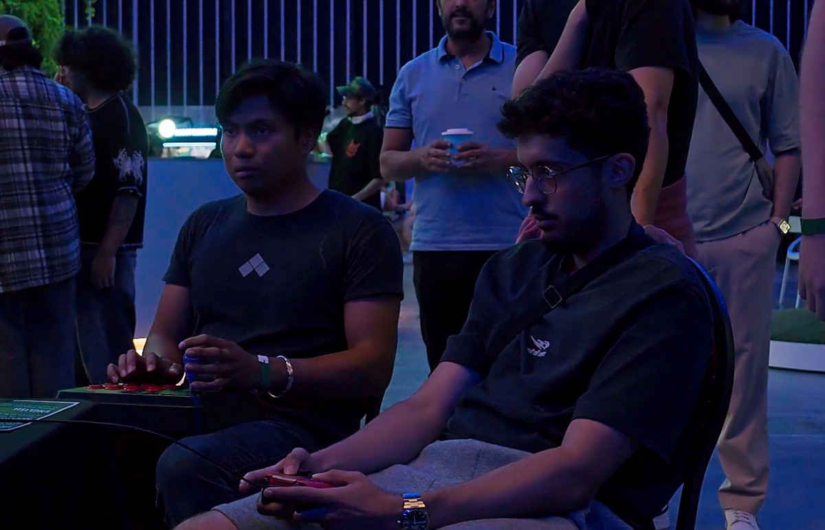 Joueurs en plein match et spectateurs au BX Dojo